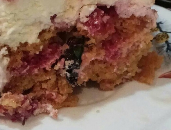 Женщина нашла "сюрприз" в торте (ФОТО)