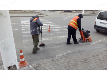 В Мелитополе коммунальщики в который раз ликвидируют пешеходный переход (фото)