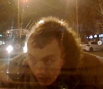 В Запорожье парень-зомби кидался на авто (Видео)