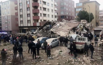 В Стамбуле обрушилась многоэтажка: есть жертвы (фото)
