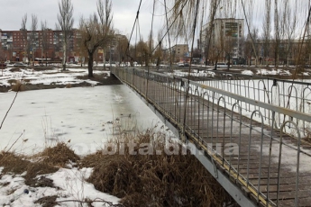 В Днепропетровской области подростка нашли повешенным на мосту (видео)