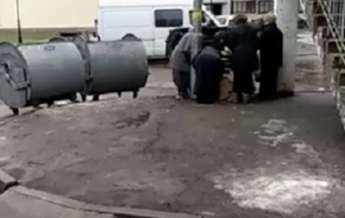 В Киеве пенсионеры подрались за "просрочку", выброшенную на помойку (видео)