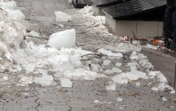 В Конотопе умер мужчина, которому на голову упал кусок льда