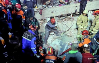 В Стамбуле под руинами обрушившейся многоэтажки нашли живым ребенка