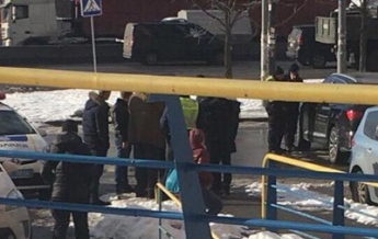 В Киеве водитель элитного авто прятался от вооруженных грабителей в банке