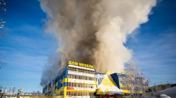 В России горит крупный торговый центр (видео)