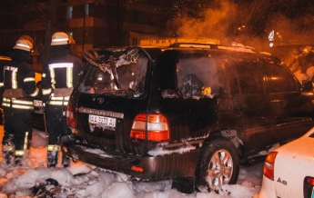В Киеве на парковке подожгли авто (видео)