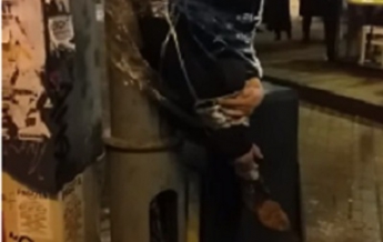 Самосуд: на Майдане парня привязали скотчем к столбу (видео)