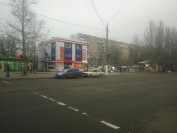 В Мелитополе таксисты устроили стоянку прямо на перекрестке (фото)