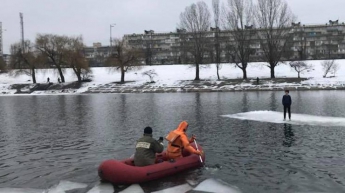 В Киеве раздетый ребенок плавал на льдине