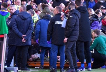 Футболист английского клуба потерял сознание после замены: опубликовано фото