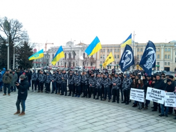 В Харькове сотни людей вышли на протесты против повышения тарифов на проезд: фото