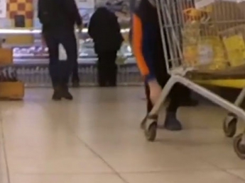 В мелитопольском супермаркете разбрасывали деньги (видео)