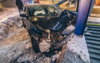 В Киеве автомобиль протаранил подземный переход (видео)