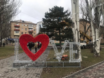 В Мелитополе в центре города установили пылающее сердце (фото)