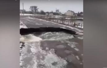 В Житомирской области вода размыла мост (видео)