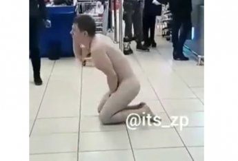 В запорожском супермаркете засняли абсолютно голого мужчину (Видео)