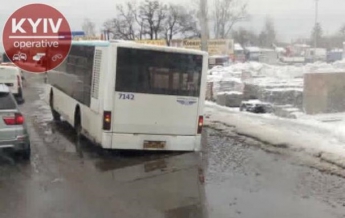 В Киеве автобус застрял в яме посреди дороги (видео)