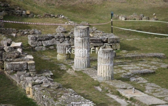 В Крыму обрушились колонны античного города (видео)