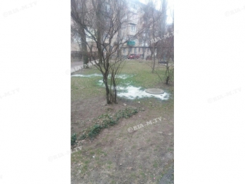 В Мелитополе канализационные стоки затопили детскую площадку (фото)