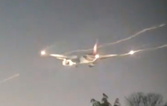 В Лондоне самолет совершил внеплановую посадку (видео)