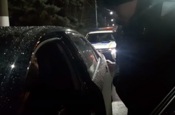 Водитель дорогой иномарки полчаса спорил с полицейскими, чтобы избежать штрафа (видео)