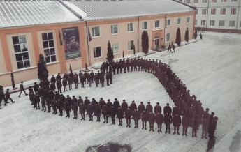В Харькове курсанты провели романтический флешмоб (фото)