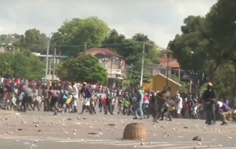 На Гаити проходят массовые антипрезидентские протесты (видео)