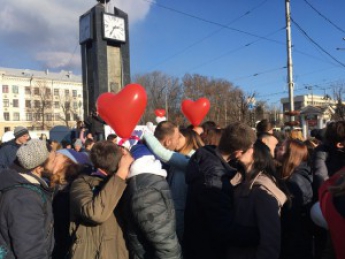 Толерантный ЗАГС и затянувшийся конкурс с поцелуями: как в Запорожье отметили День влюбленных (Фото)