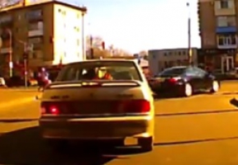 Водитель на черной иномарке едва не сбил детей на переходе (видео)
