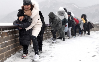 Великая Китайская стена стала "ледяной горкой" (видео)