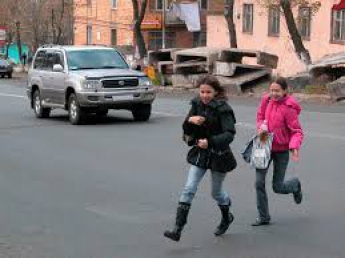 В Николаеве три девочки-подростка дурачились на дороге создавая аварийную ситуацию (ВИДЕО)