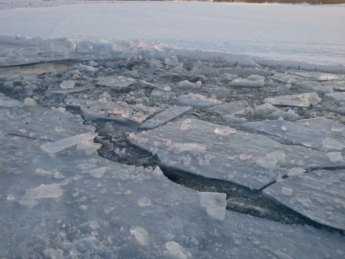 Хотели сделать красивое фото: В Киеве двое детей провалились под лед на озере Тельбин