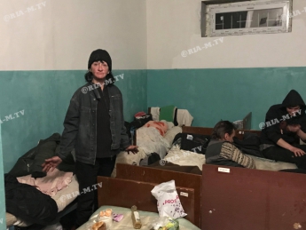 В Мелитополе в переполненной ночлежке для бездомных живут даже семьями (фото, видео)