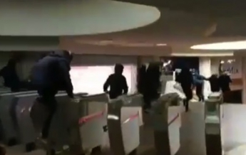 В Харьковском метро подростки устроили массовое перепрыгивание турникетов (видео)