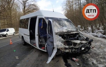 Под Киевом маршрутка попала в ДТП: 10 пострадавших