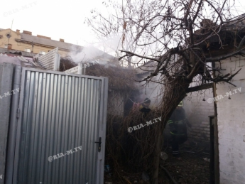 В Мелитополе горит жилой дом (фото, видео)
