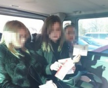 В запорожском аэропорту задержали сутенершу, которая обманом пыталась вывезти секс-работниц