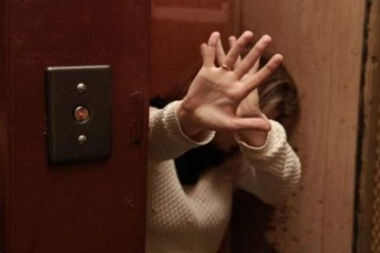 Насилует в лифтах: в Харькове забили тревогу из-за маньяка