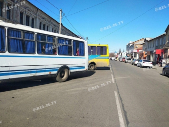 В Мелитополе пригородный транспорт создает аварийную ситуацию на дороге (фото)
