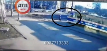 В Запорожье трамвай сбил женщину: в сети появилось видео момента столкновения