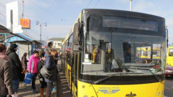 В Киеве обстреляли автобус с пассажирами (видео)