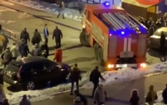 В Киеве растолкали машины для проезда пожарных (видео)