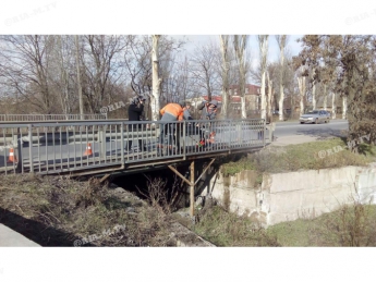 Сегодня в Мелитополе коммунальщики устроили банный день для мостов (фото, видео)