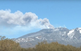 На Сицилии проснулся крупнейший действующий вулкан Европы (видео)