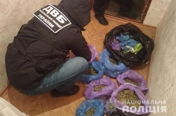 Под Харьковом задержали группу наркодельцов с полицейским в составе