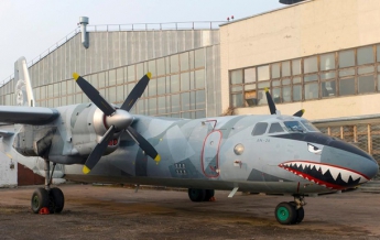 В Киеве ремонтируют самолет-акулу из голливудского фильма