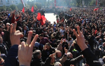 В Албании тысячи людей протестуют против правительства