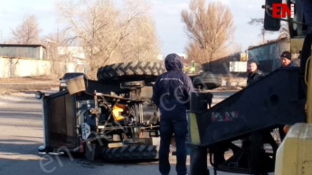 В Запорожской области шквальный ветер перевернул трактор (фото, видео)