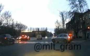 В Мелитополе автоледи, желая повернуть, перегородила дорогу (видео)